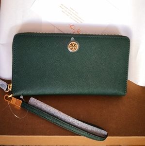 Tory Burch BNWT wallet.  SOLD OUT color!